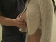 Dotykanie pięknych piersi azjatyckiej dziewczyny