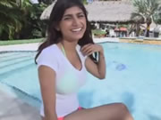 Mia Khalifa Fucked biały duży kutas na basenie